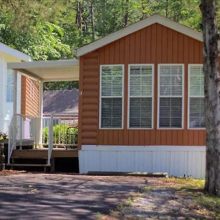 Relaxing Model Home Near Dollywood